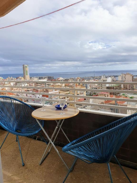 Estudio con vistas al mar en el centro de Alicante con terraza