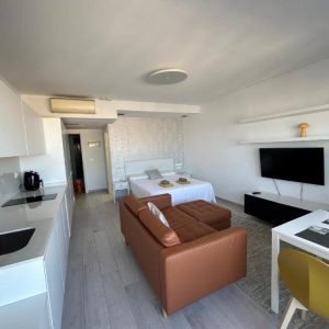STUDIO IN THE CENTER, CITY & SEA VIEWS 704987915