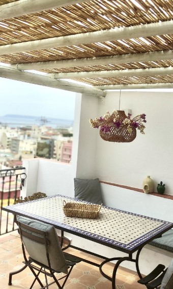 Apartamento turístico en el Barrio Santa Cruz de Alicante con terraza